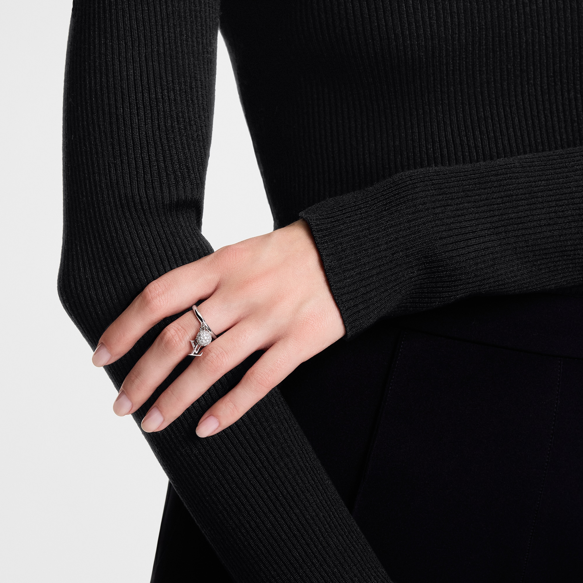 リング・LV アイコニック ルイザ ストラス S00｜ルイ・ヴィトン 公式